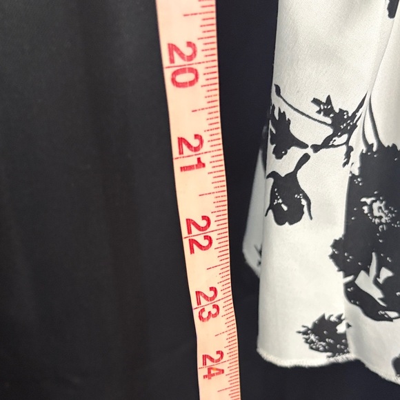 🖤Black and White Floral Women's V neck shirt🖤 - Picture 4 of 7